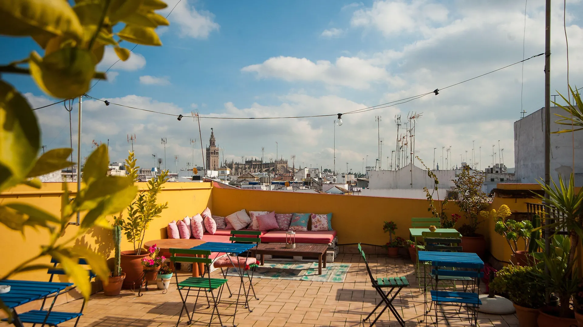Hoteles Baratos en Sevilla: 10 Opciones Económicas Comparadas