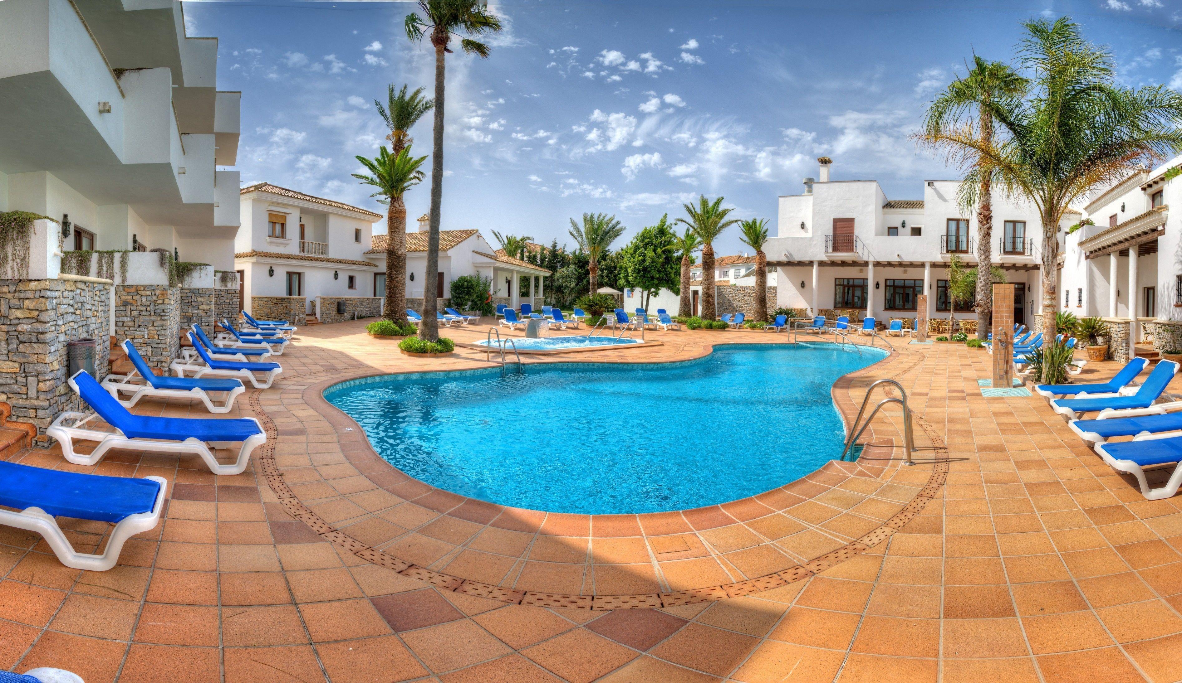 5 Resorts cerca de Playa de Bolonia que Merecen la Pena